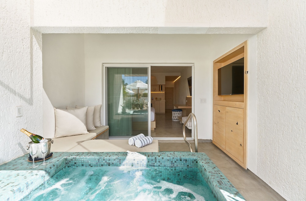 Exclusive Suite, Jetted Tub, Poolside - Photo 1