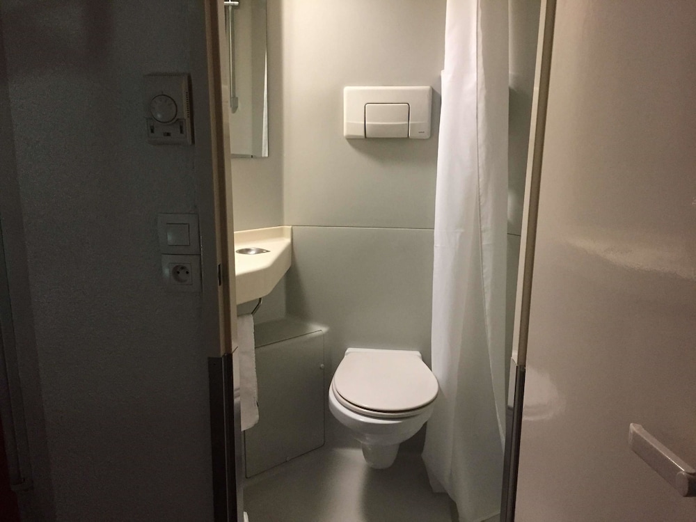 Standard Room, 3 Twin Beds - Photo 11