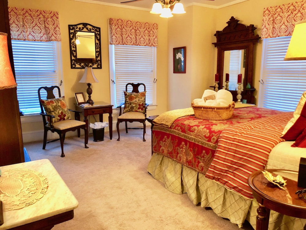 Premium Single Room, 1 Queen Bed, Ensuite, Garden View (James Wilson Room) photo 2