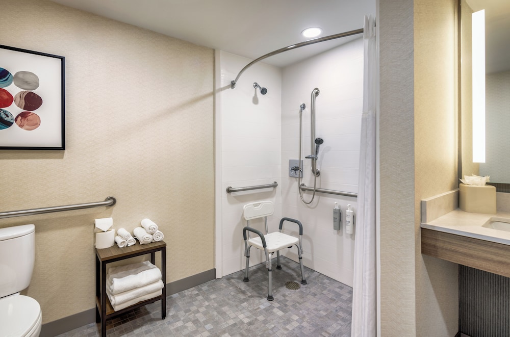 Room, 2 Queen Beds, Accessible (Roll-in Shower) - Photo 5
