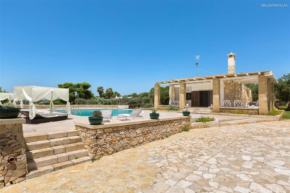 Villa photo 2