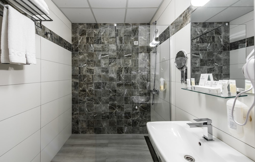 Deluxe Suite, Jetted Tub - Photo 11