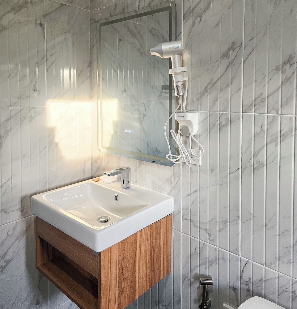 Deluxe Room with Bathtub - Photo 6