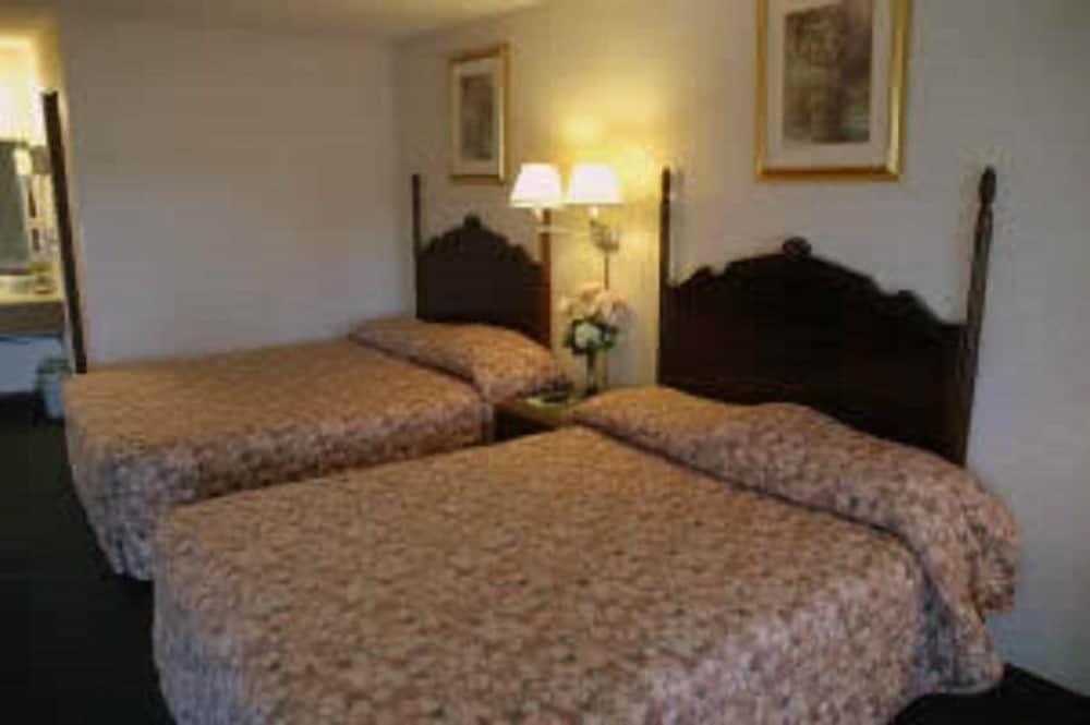 Standard Room, 2 Queen Beds photo 1