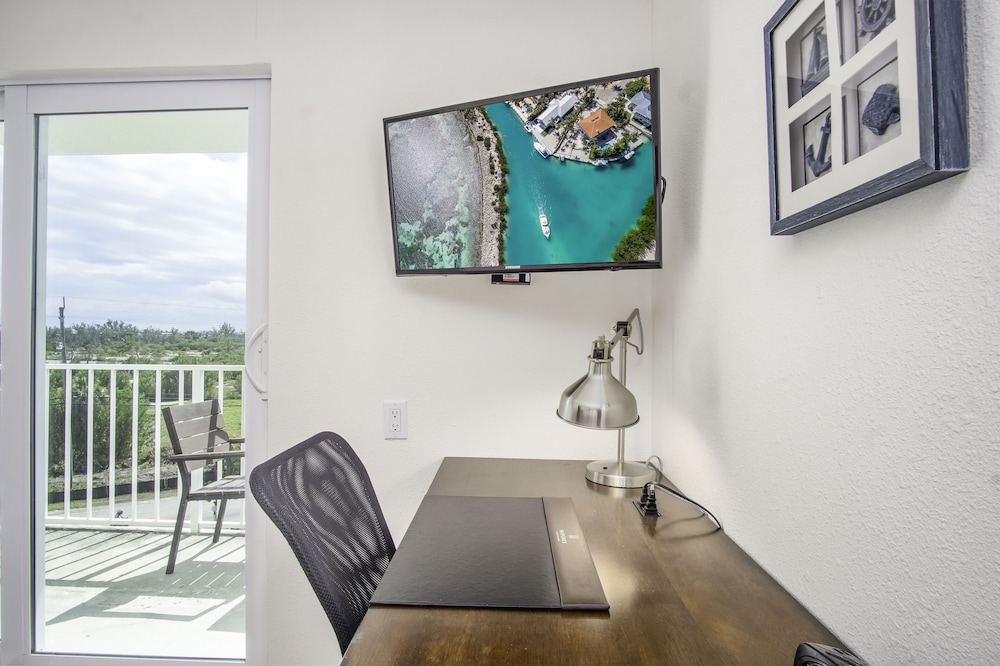 Deluxe Suite, 1 Bedroom, Balcony (King) - Photo 3