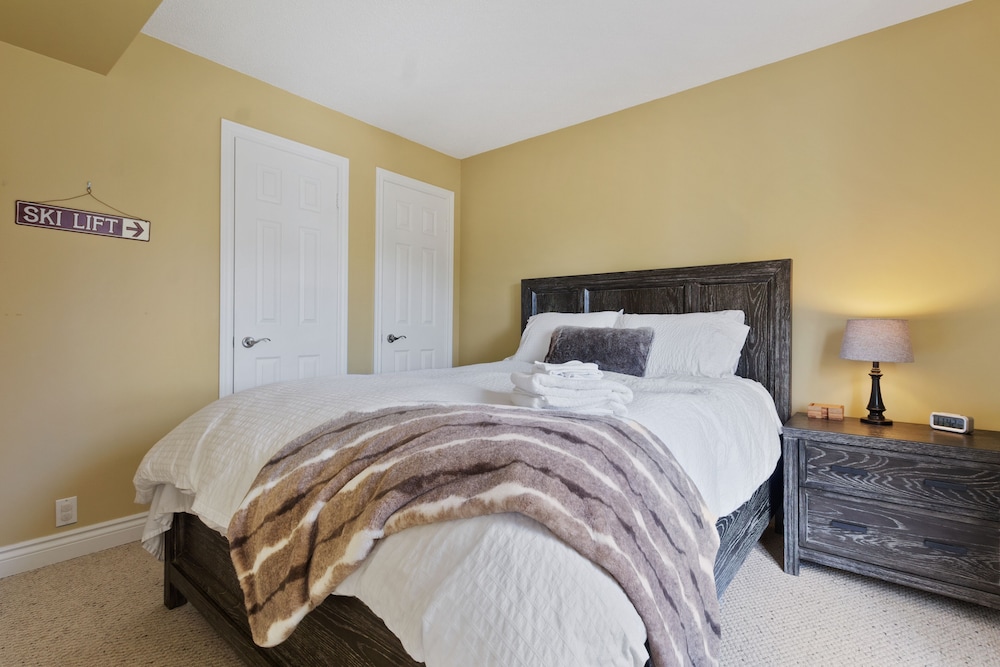 Deluxe Condo, 3 Bedrooms (204 Sierra Lane - No Pets Allowed) photo 1