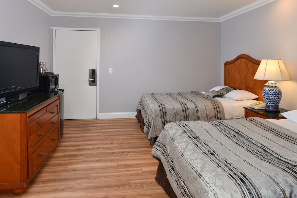 Signature Room, 2 Double Beds, Refrigerator & Microwave photo 2