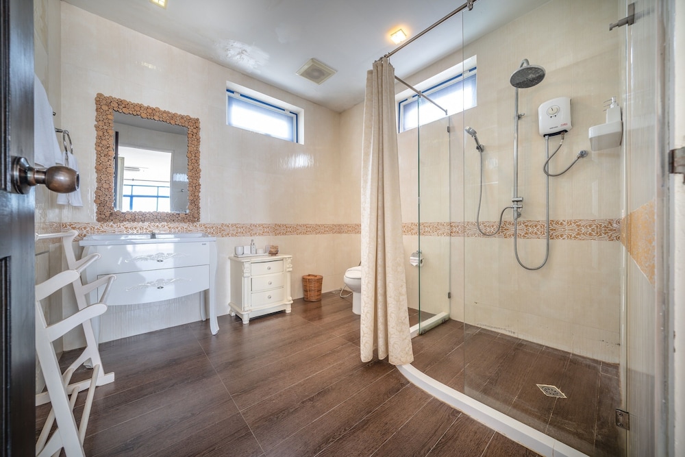 4BR Beachfront Pool Villa - Photo 9
