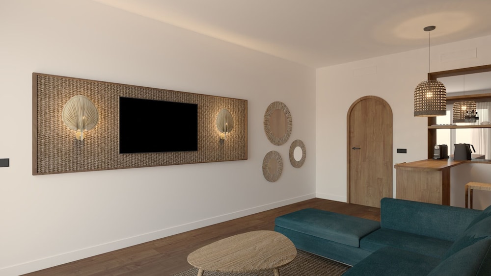 Suite, Balcony, Pool View - Photo 5