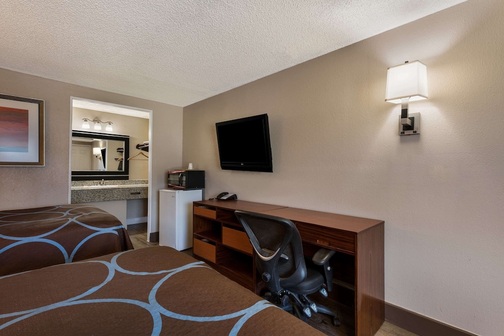 Standard Room, 2 Double Beds, Smoking - Photo 3