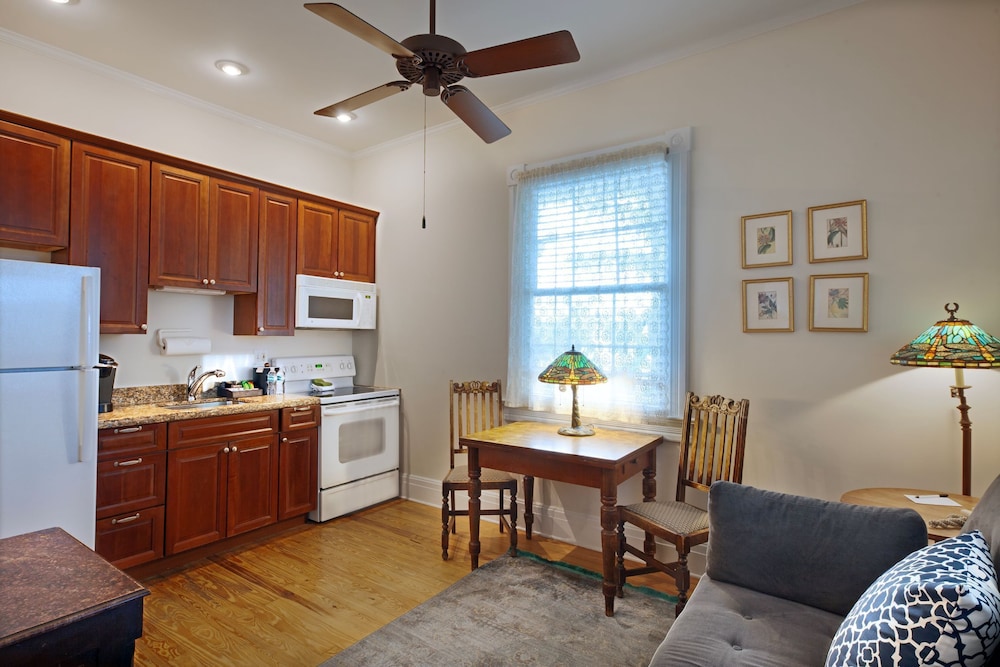 Island City House King