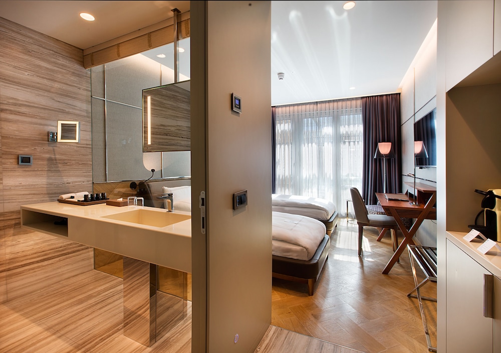 Deluxe Twin Room thumbnail 5