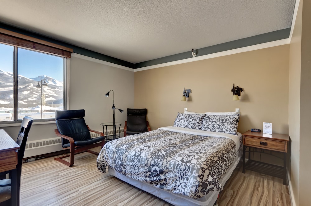 Premium Room, 1 Queen Bed, Mountain View photo 1
