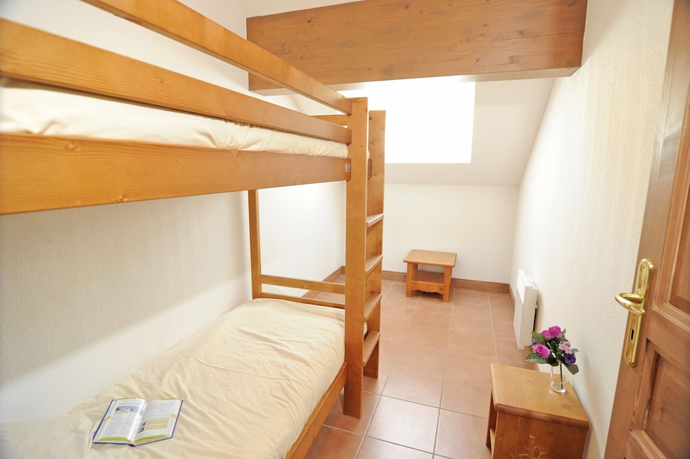 3 room 8 People