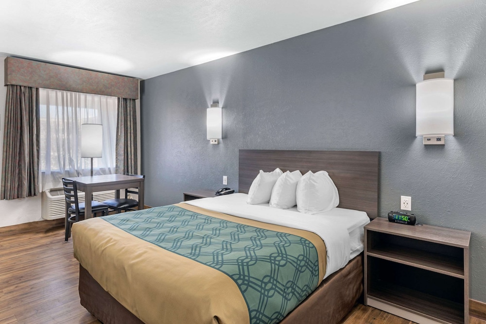 Standard Room, 1 Queen Bed, Non Smoking - Photo 6