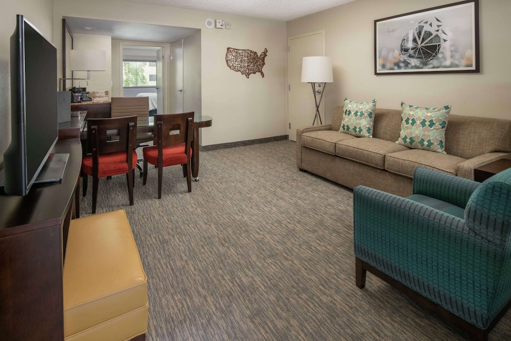 1 King Suite, Mobility/Hearing Access (Bathtub) - Photo 5