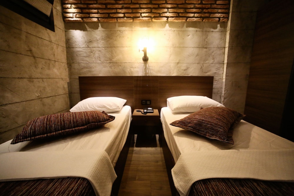 Economy Twin Room (Without Window) photo 2