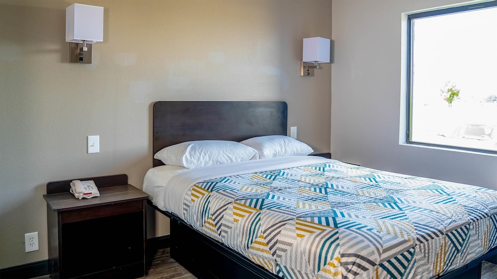 Standard Room, 1 Double Bed, Non Smoking (ADA Shower/Tub combo) photo 1