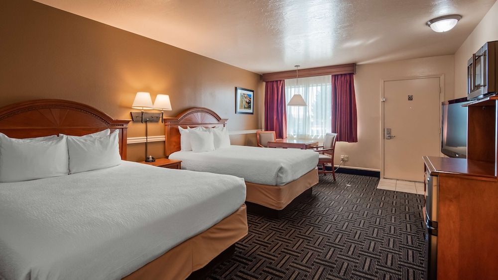 Suite, 2 Queen Beds, Non Smoking, Refrigerator & Microwave (with Sofabed) photo 3