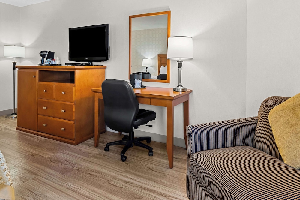 Suite, 2 Queen Beds, Non Smoking, Refrigerator - Photo 2