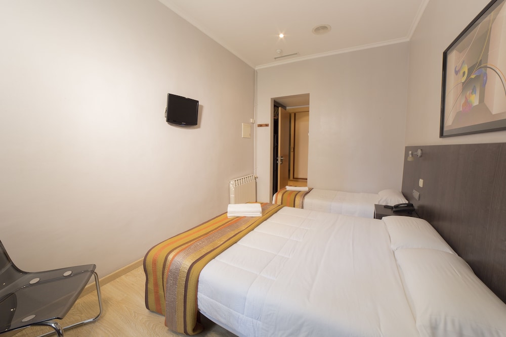 Basic Triple Room photo 3