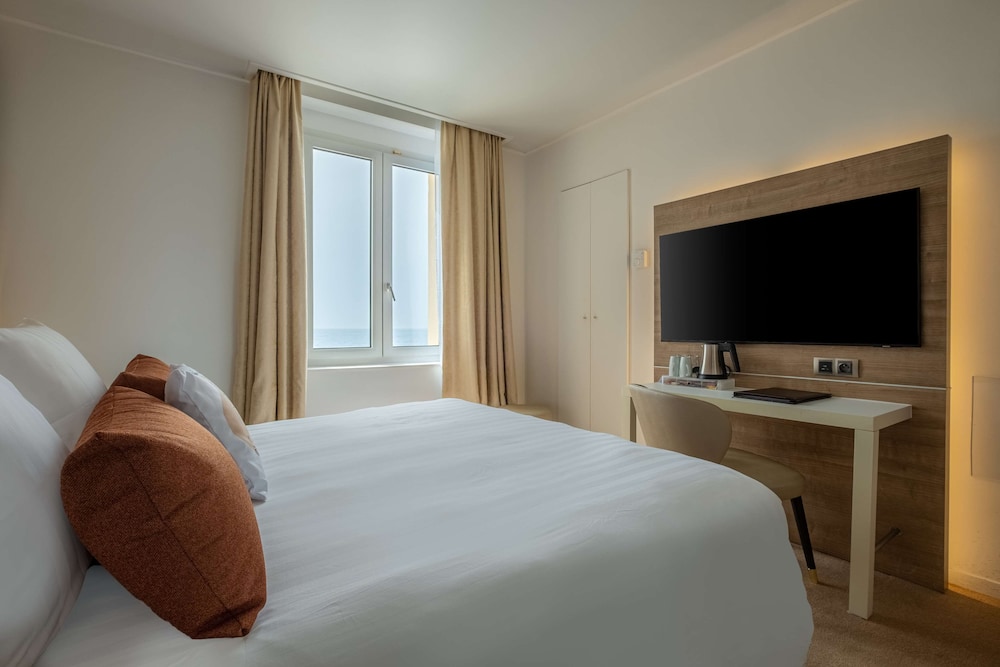 Comfort Room, 1 Queen Bed, Smoking, Sea View