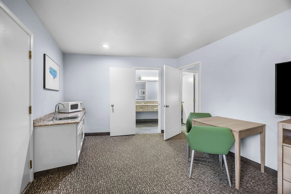 Suite, 1 King Bed, Non Smoking, Jetted Tub - Photo 3