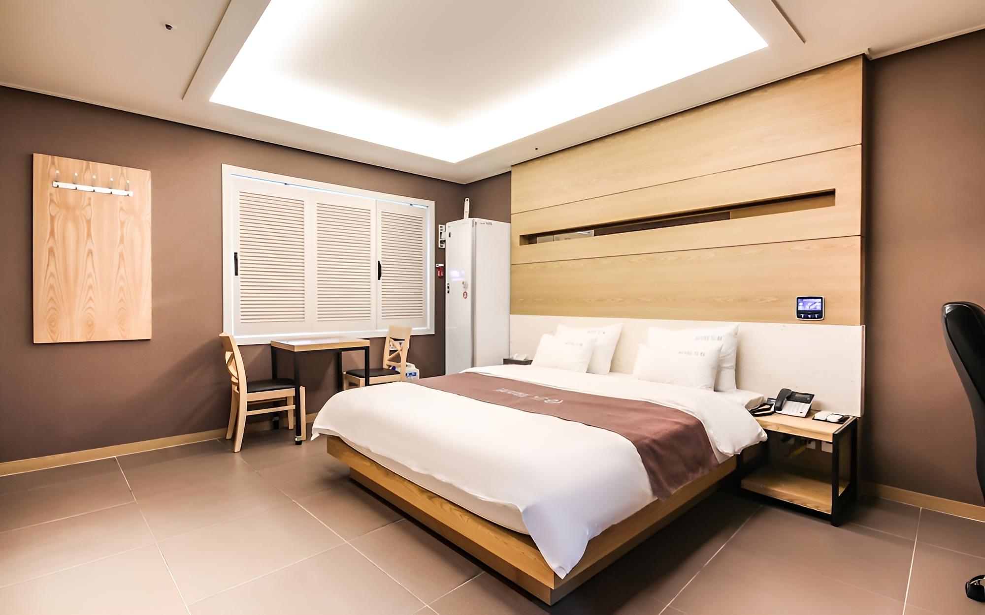 Room (Deluxe (Lake View)) photo 1