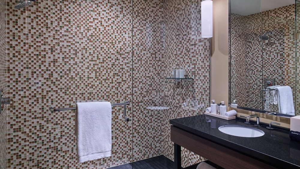 Pinnacle Two Bedroom Residence, King/Queen - Photo 5