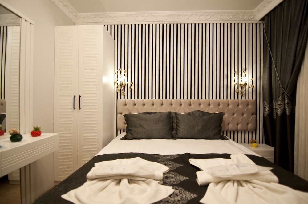 Economic Double Room with Balcony Lower Floor photo 2