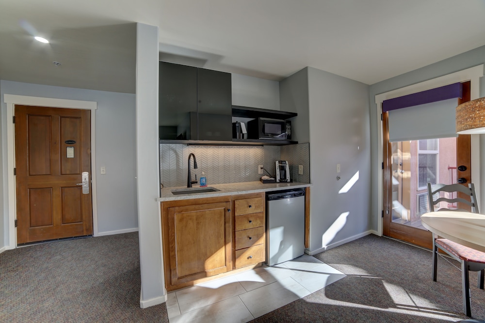 Standard Suite, 1 King Bed with Sofa bed photo 3