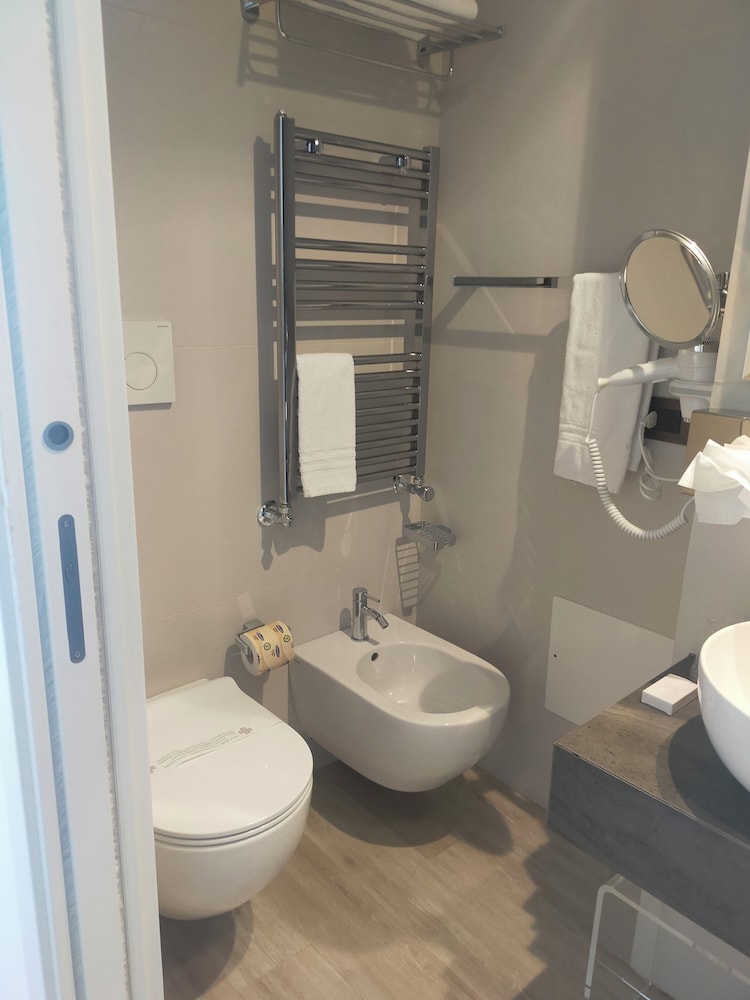 Basic Single Room, 1 Twin Bed, Balcony, Sea View photo 2