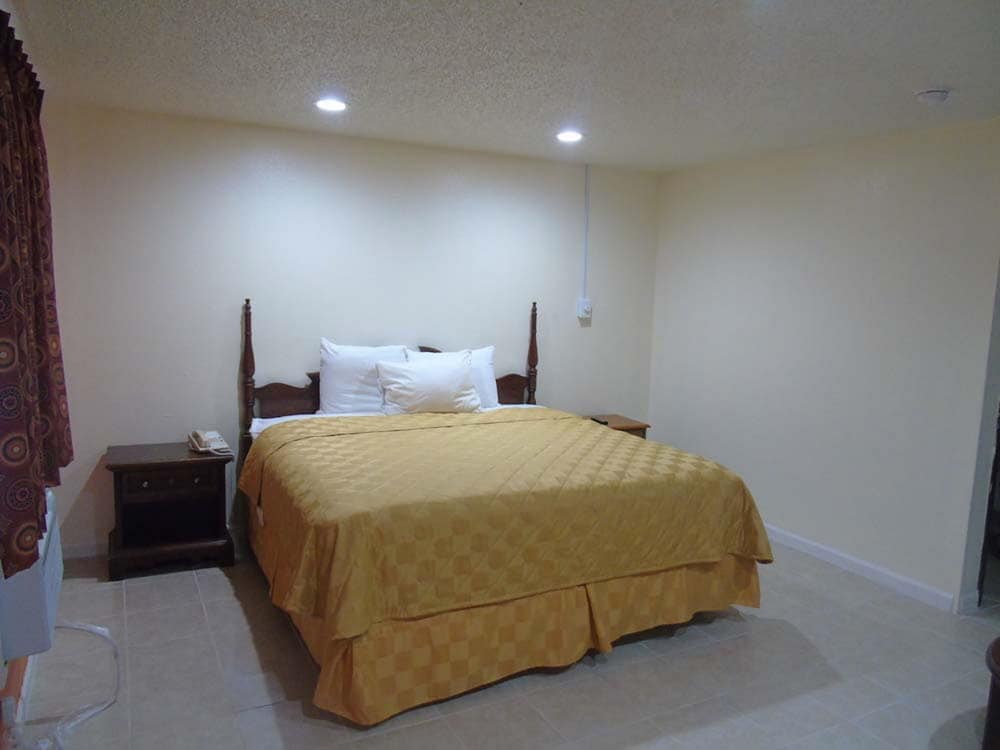 Basic Room, 1 King Bed, Smoking photo 2