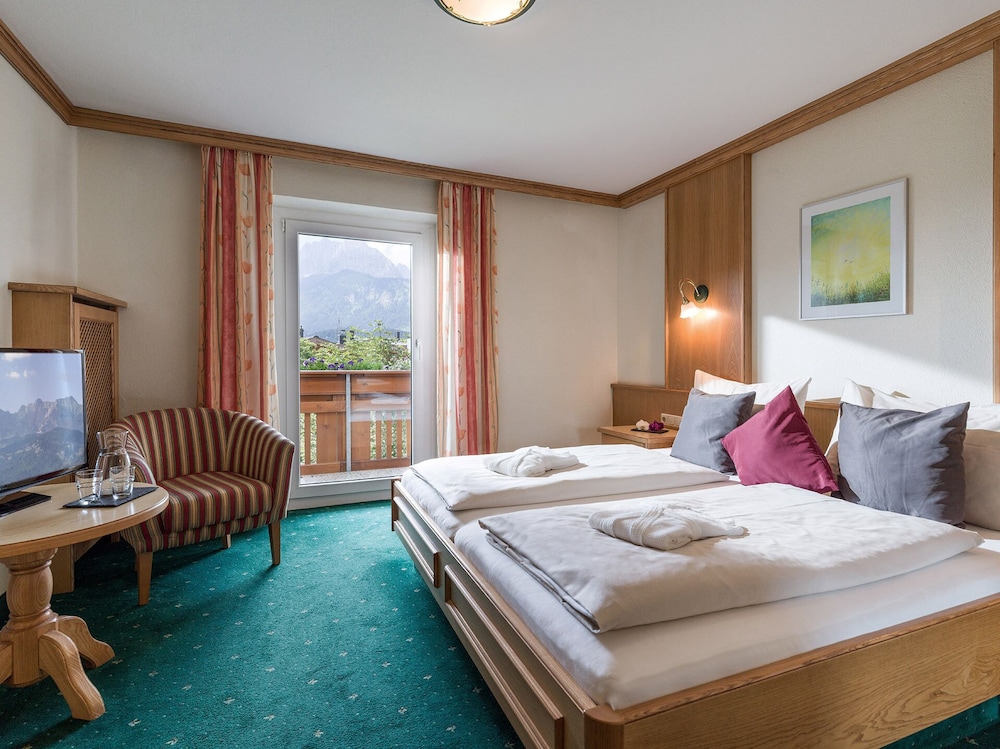 Deluxe Single Room, 1 King Bed with Sofa bed, Balcony, Mountain View photo 3