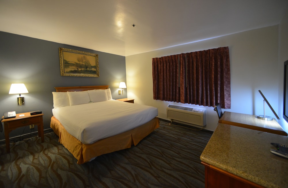 Classic Room, 1 King Bed, Refrigerator & Microwave