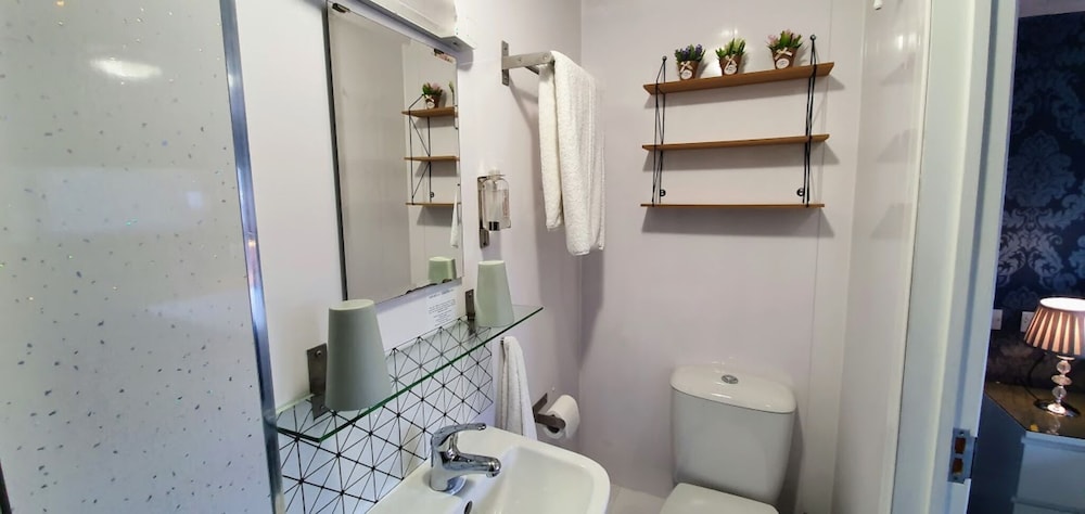 Double Room, Ensuite - Photo 13