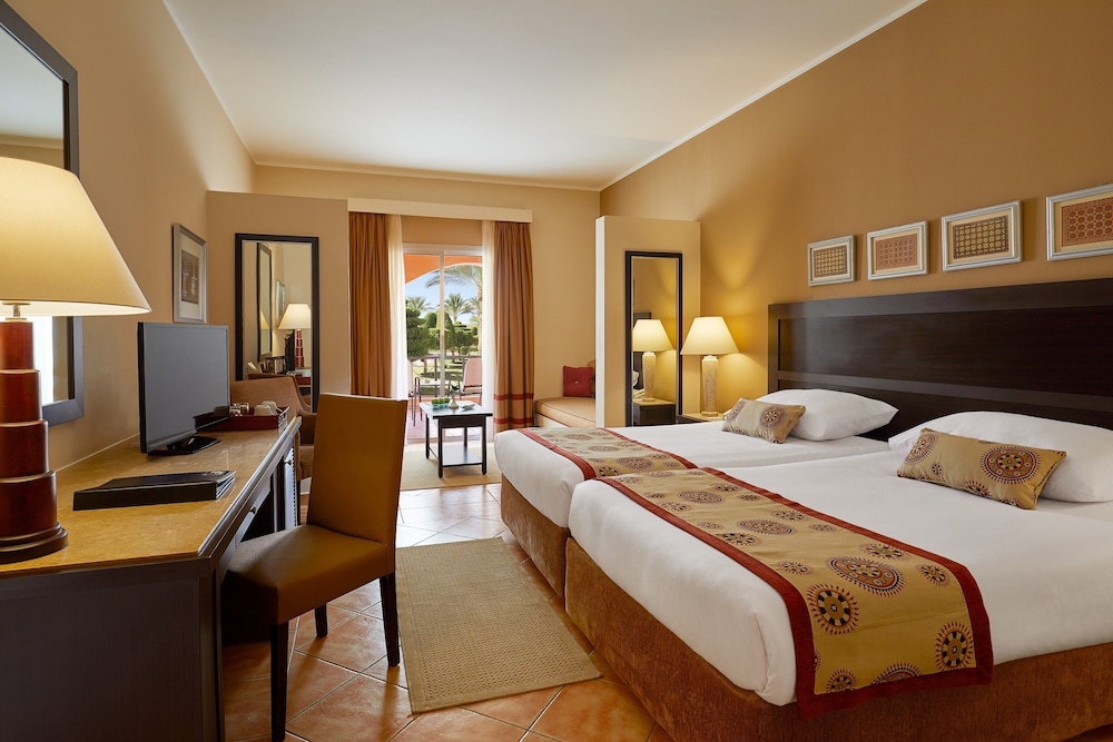 Deluxe Room, 2 Twin Beds, Pool View