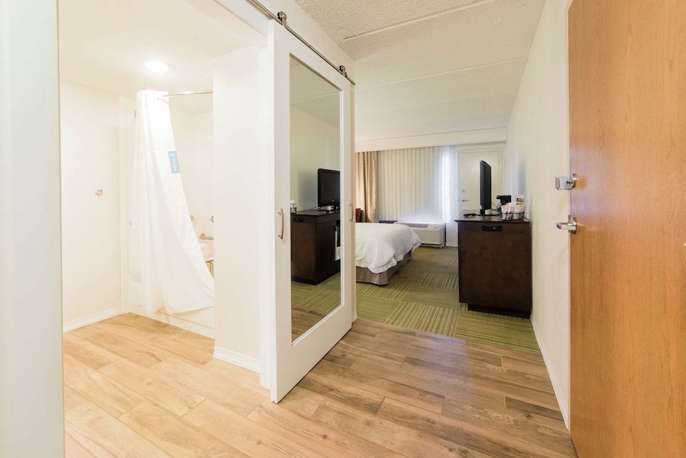 Room, 1 Queen Bed, Accessible (Hearing, Roll-in Shower) - Photo 3