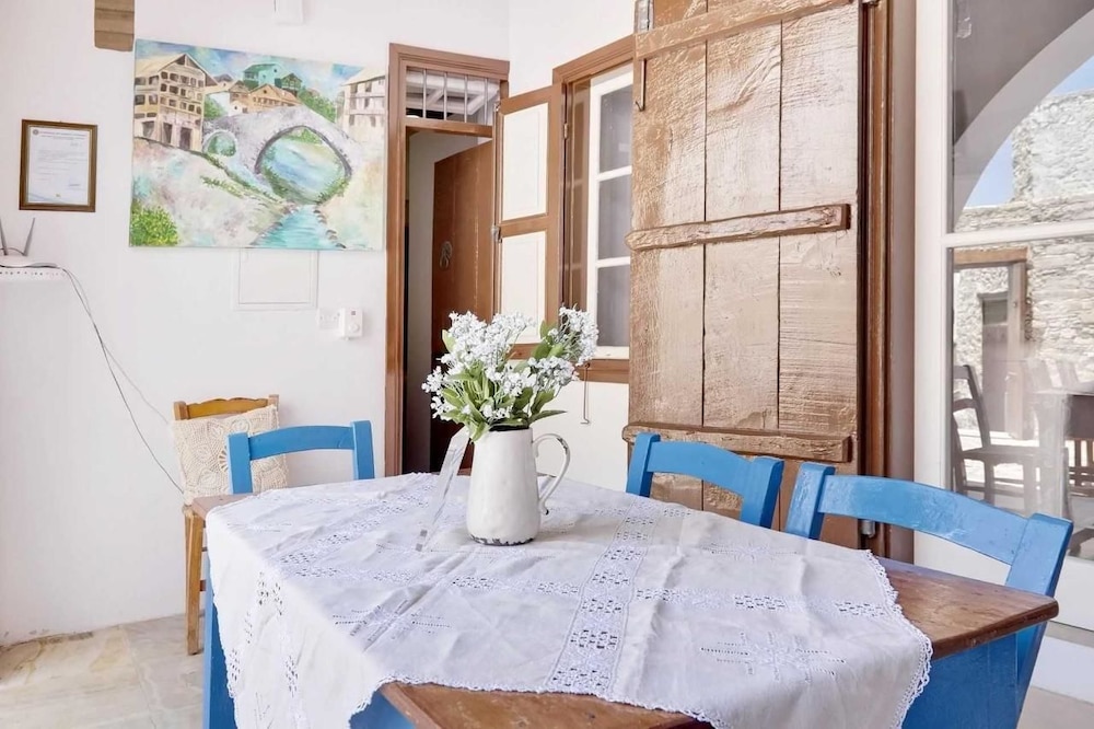 Traditional House, 1 Bedroom, Fireplace photo 3