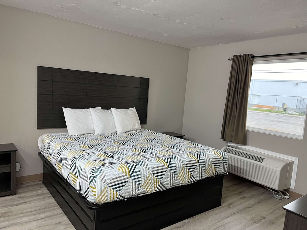 Standard Room, 1 King Bed, Non Smoking photo 1
