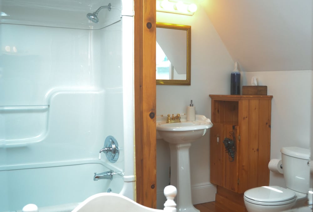 Comfort Room, 1 Queen Bed, Ensuite, Partial Sea View photo 3