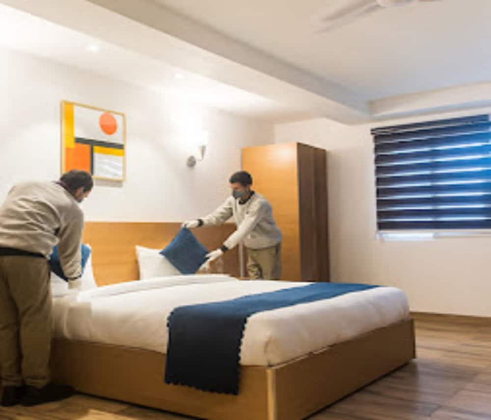 Basic Room, 1 King Bed