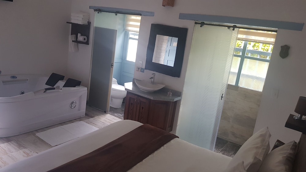 Deluxe Suite, Hot Tub photo 3