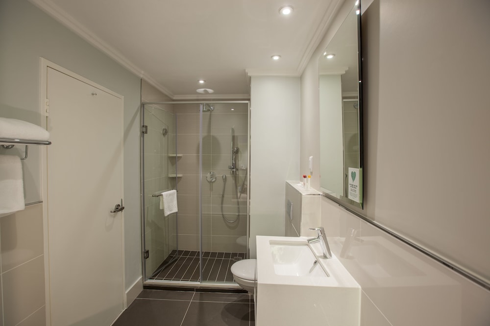 Double Room, Non Smoking - Photo 6