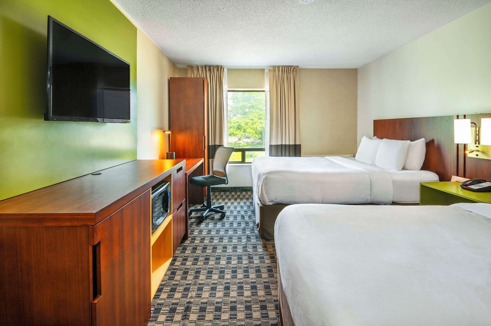 Standard Room, 2 Queen Beds, Non Smoking, Ground Floor - Photo 1