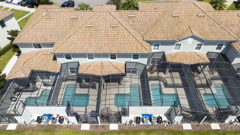 Beautiful 4BR 3BA Home w Pool at Storey Lake, Foto 7