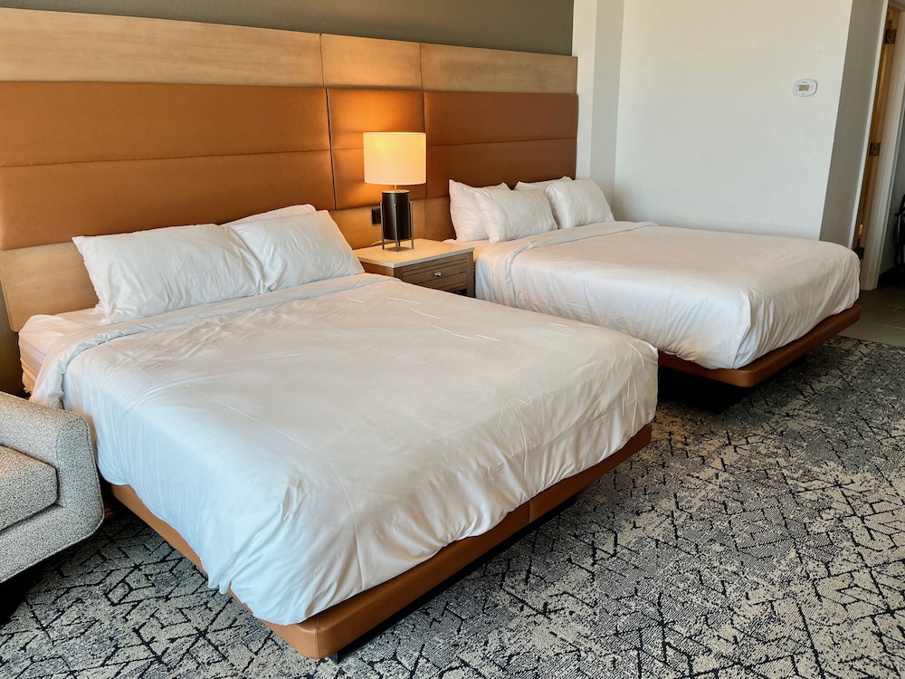 Room, 2 Queen Beds, Balcony, Partial Ocean View - Photo 8