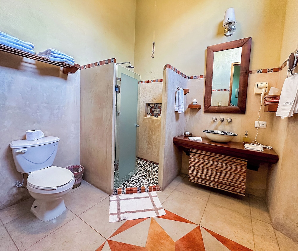 Deluxe Room, 1 Queen Bed, Jetted Tub - Photo 7