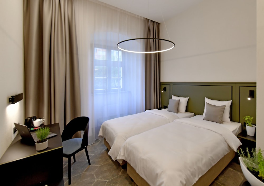 Standard Twin Room - Photo 2