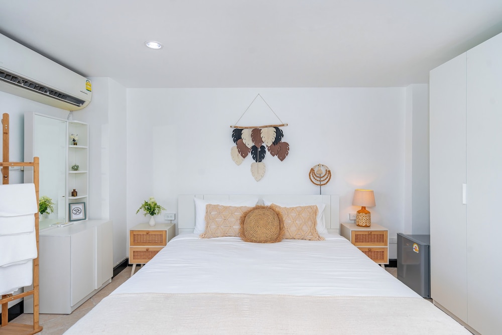 King Room with Balcony - Photo 5